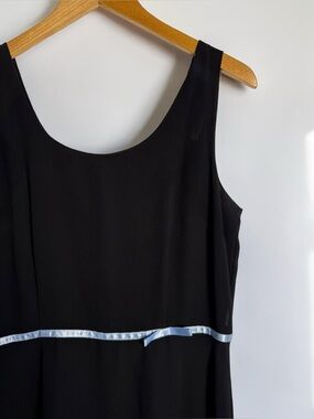 Sleeveless dress with empire waist and minimalist bow detail